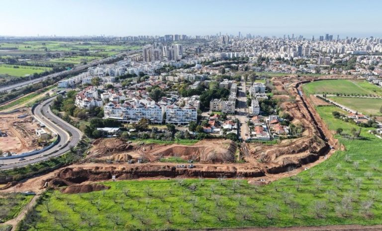 תחילת העבודות להקמת תחנת המטרו בצומת סירקין צילום: דוברות עיריית פתח תקווה
